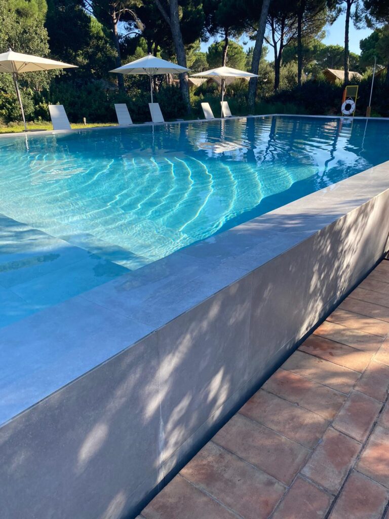piscina de azulejos
