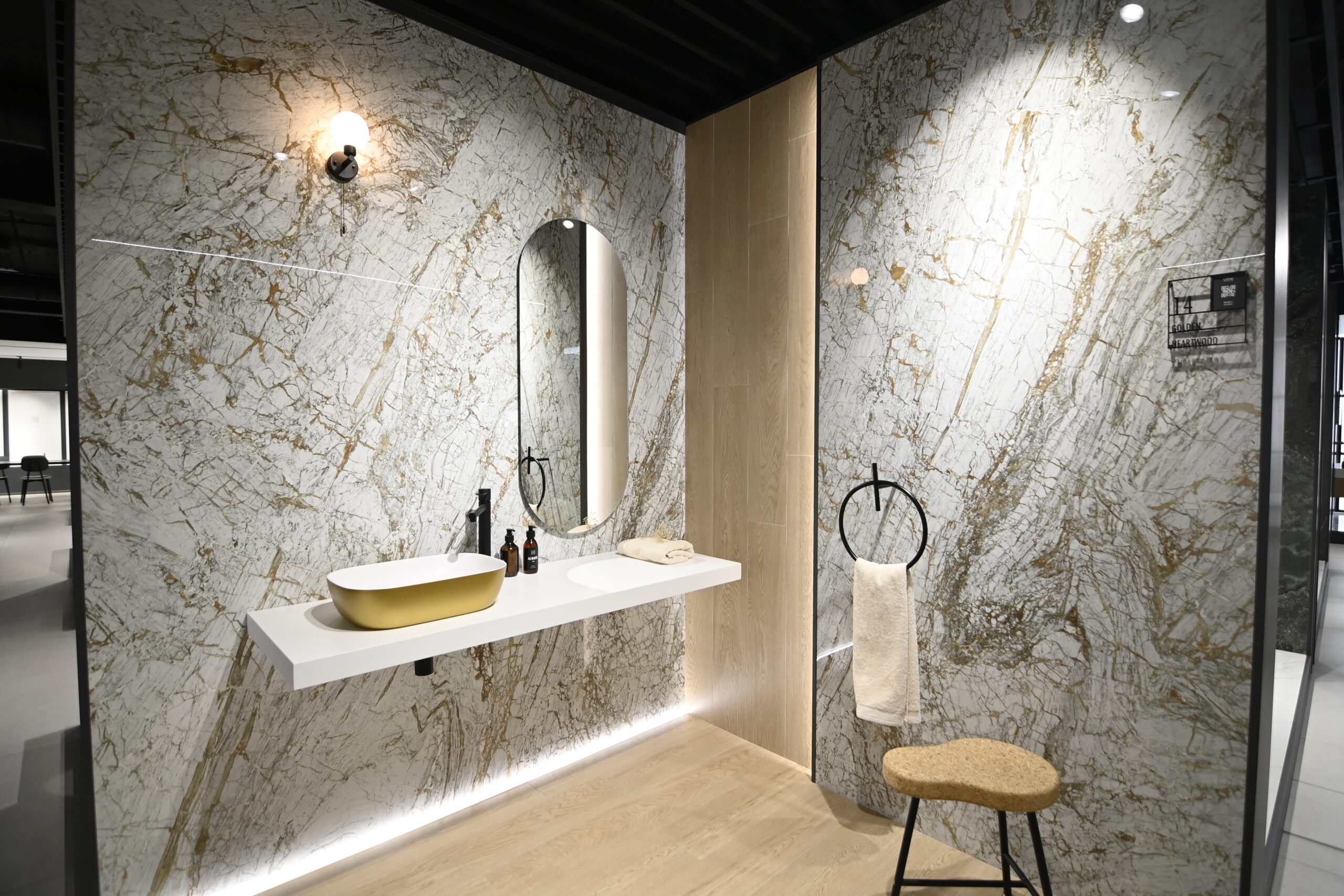 Baño moderno, detalles de lujo con perfiles luminosos, y gran toque de estilo a base de paredes de porcelánico efecto mármol y pavimento y detalles efecto madera.