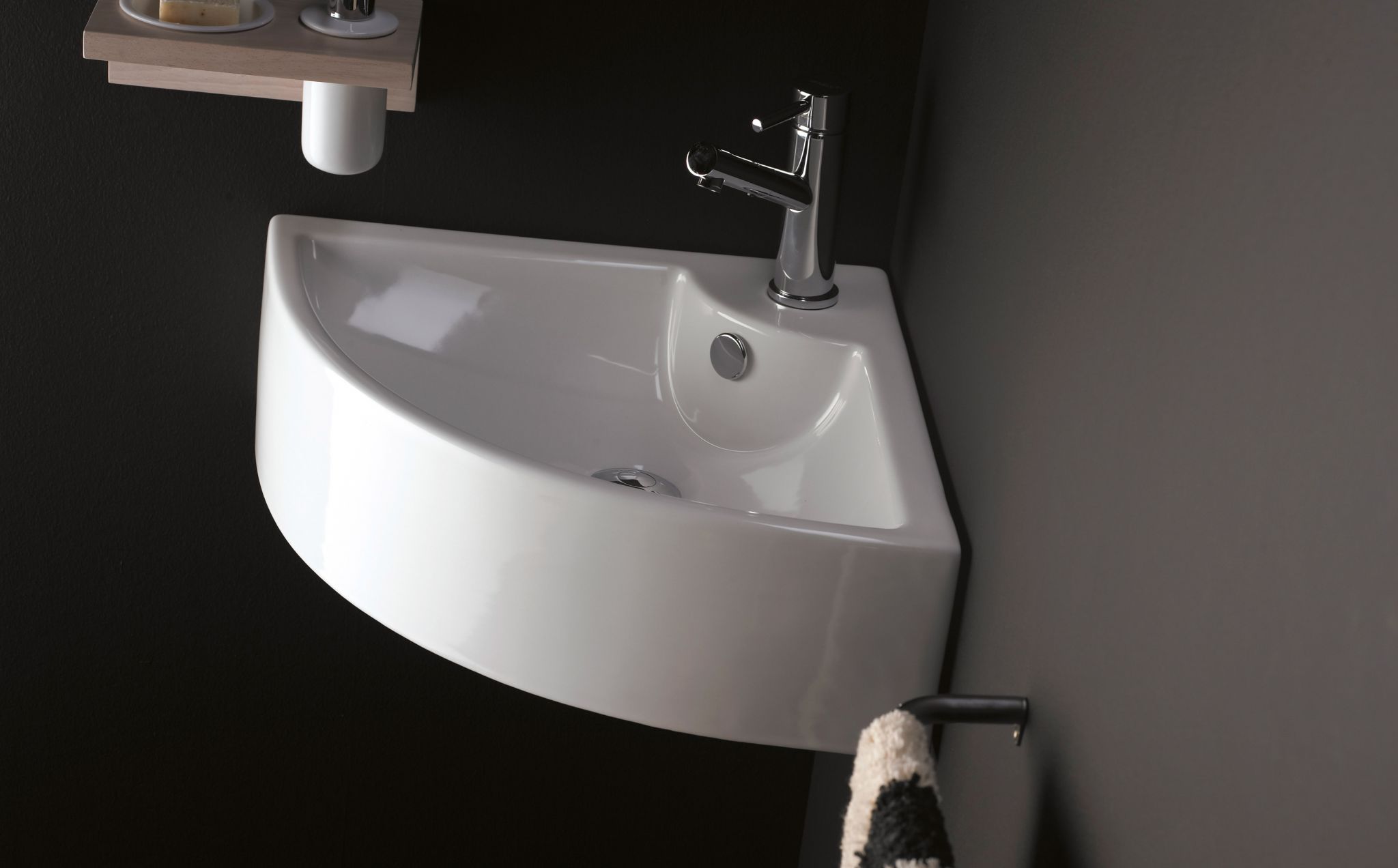 Un lavabo esquinero es ideal para cuartos de baño con espacio reducido.