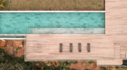 Vista de plano de maravillosa piscina en finca rústica