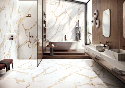 cuarto de baño muy elegante decorado con mármol y porcelánico imitanción madera