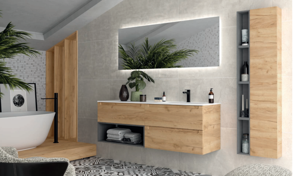 Mueble de baño y columna con puerta y estantes en madera clara